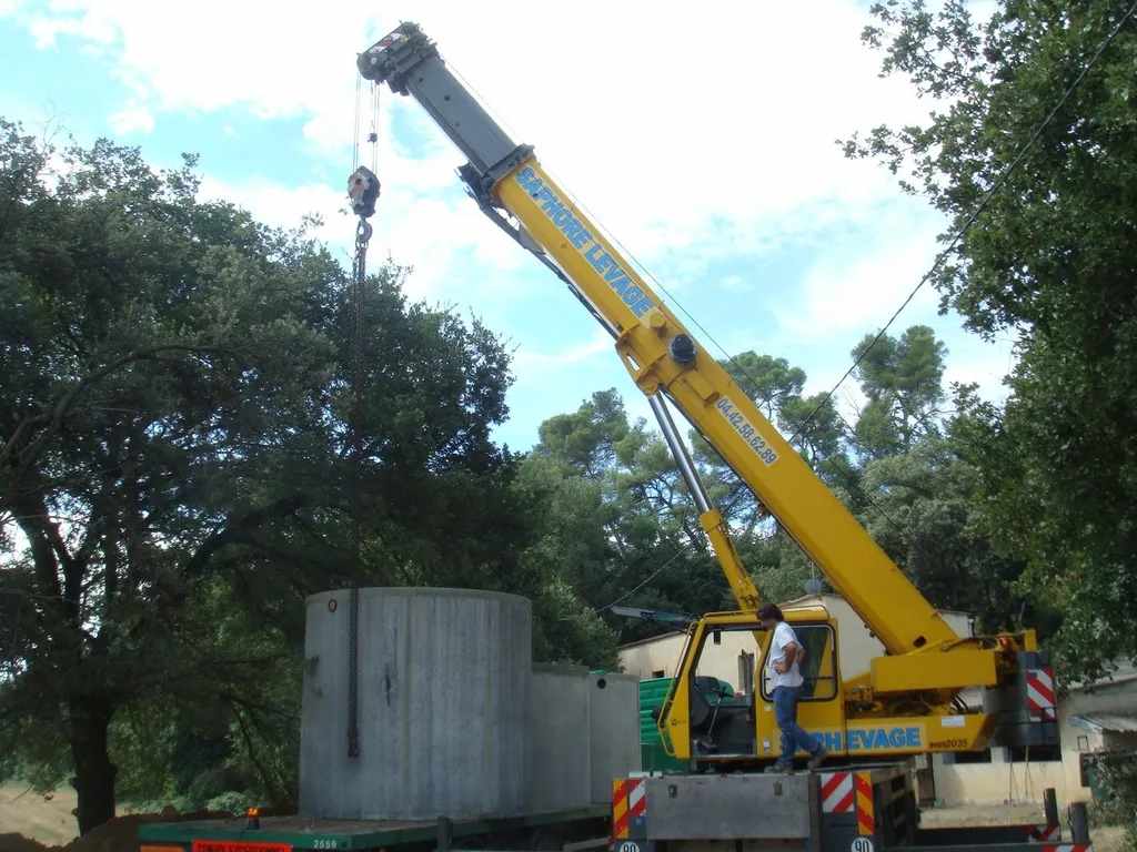 Installation cuves béton de micro station d'épuration dans le 13