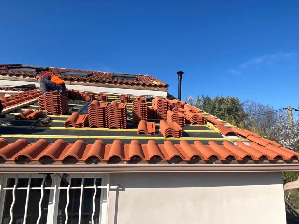 pose des tuiles romane rouge sur istres