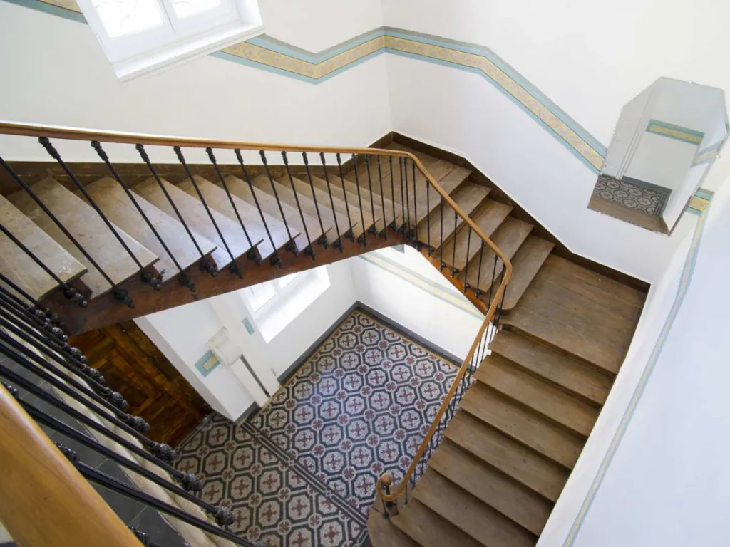 reportage photographique de la réhabilitation d'un hôtel particulier en logements montée d'escalier en bois dans les communs