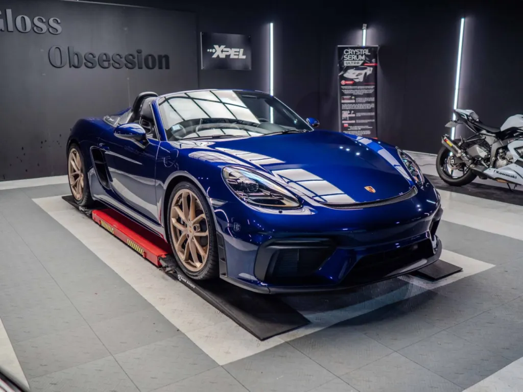 Porsche 718 Spyder protégée avec film PPF XPEL pour un client passionné basé à Lorient.