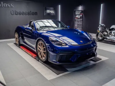 Porsche 718 Spyder protégée avec film PPF XPEL pour un client passionné basé à Lorient.