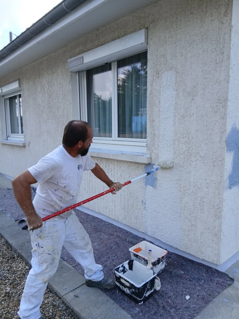 Ravalement de façade à Pessac : lavage, traitement des fissures et peinture en deux couches
