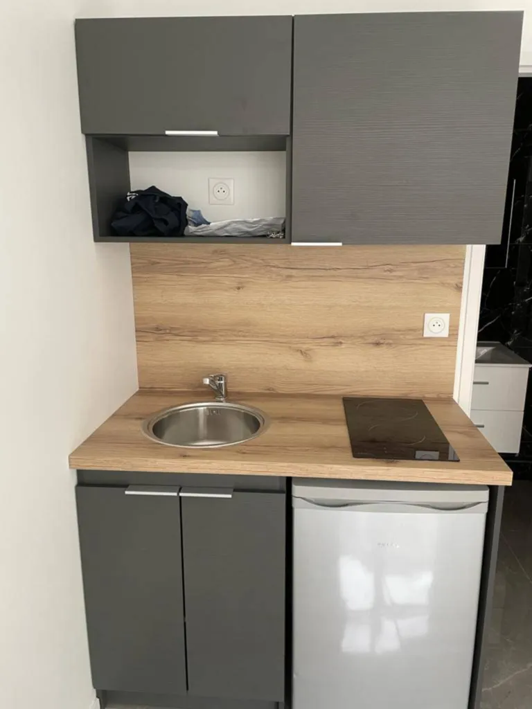 Studio clé en main rénové avec cuisine et salle de bain équipée ainsi qu'un jardin privatif dans le secteur calme et prisé de Lyon 3ème