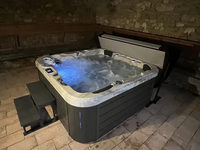 Installation d’un spa compact 5 places dans un espace restreint