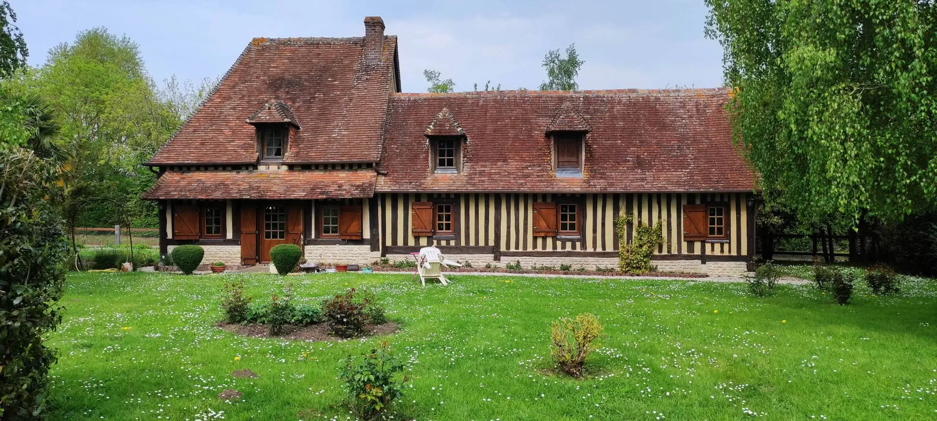A vendre, à 10 min de CAMBREMER 14340 et MEZIDON-CANON 14270, au cœur de la campagne augeronne : deux maisons normandes sur un parc arboré avec chalet, bassin et voie verte à proximité.