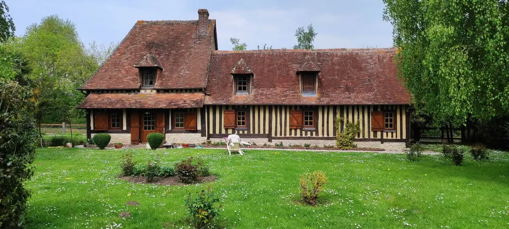 A vendre, à 10 min de CAMBREMER 14340 et MEZIDON-CANON 14270, au cœur de la campagne augeronne : deux maisons normandes sur un parc arboré avec chalet, bassin et voie verte à proximité.