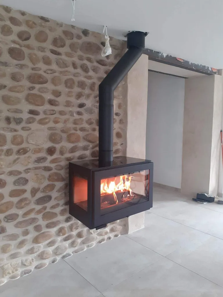 Création d’un conduit et installation d’un poêle à bois suspendu à Fay-le-Clos près d’Albon dans la Drôme des collines.
