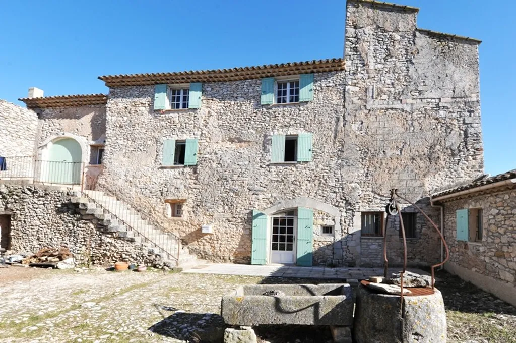 Mas du 18ème Siècle restauré au coeur des Monts du Vaucluse   