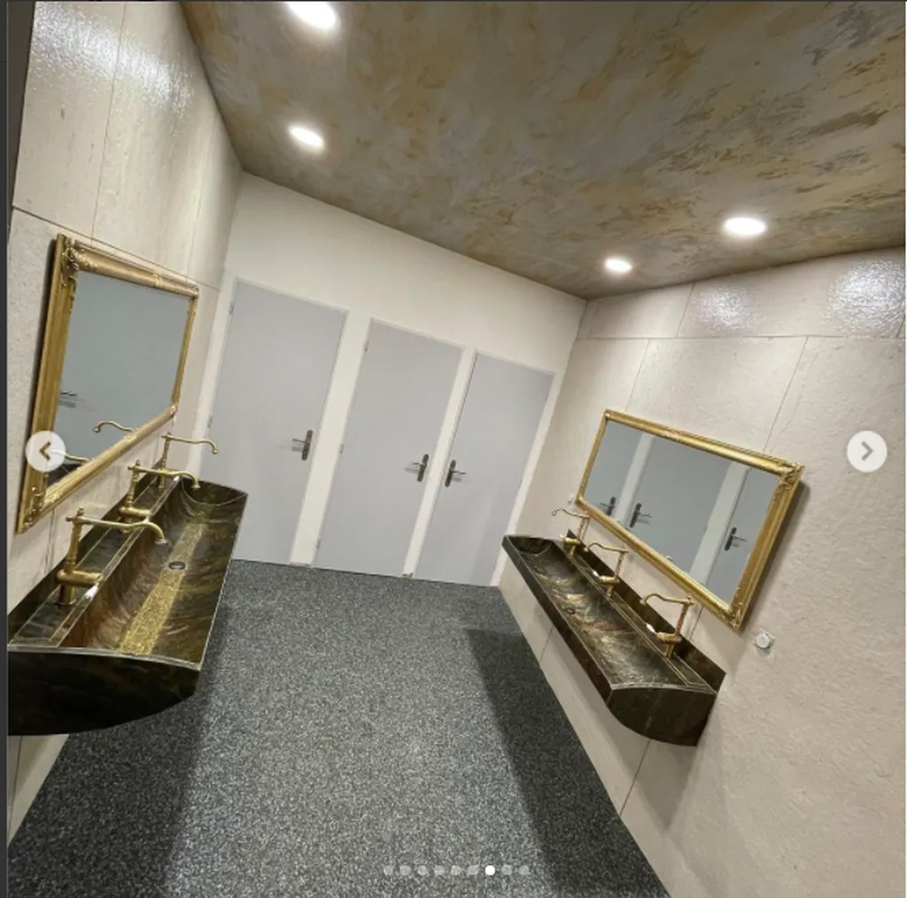 Toilette en FEUILLE DE PIERRE Blanche et joint en METALDECO LAITON