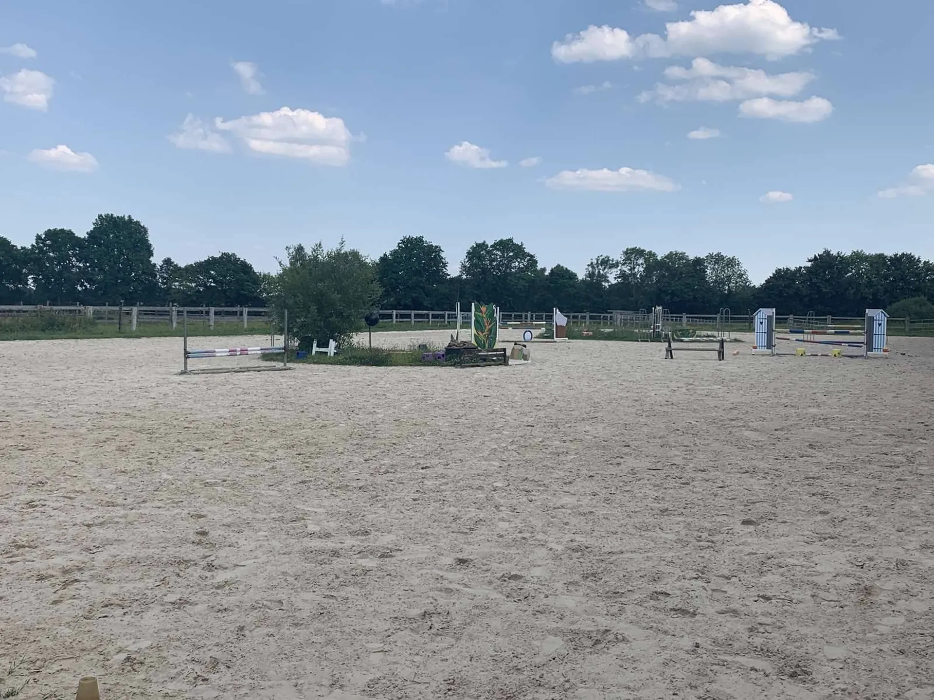 A vendre PAYS d’AUGE du CALVADOS : REGION LISIEUX : STRUCTURE EQUESTRE POUR CHEVAUX DE SELLES SUR 10 HA