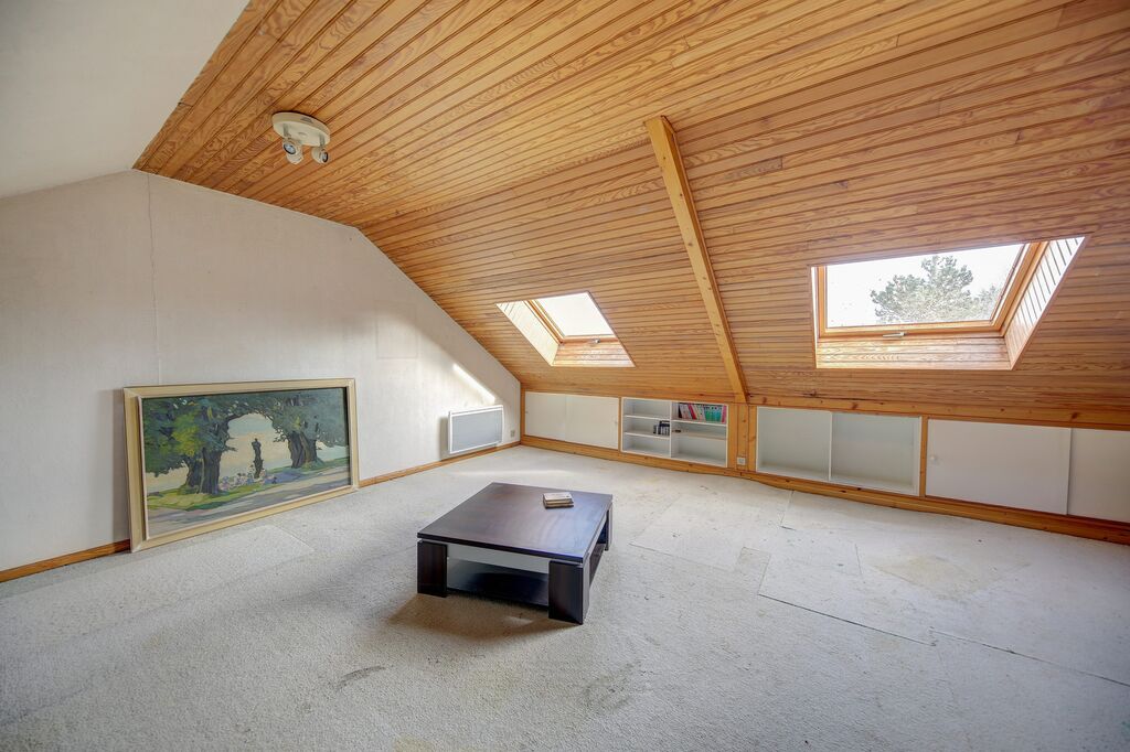 Maison familiale lumineuse avec vaste séjour à proximité du lycée international à Saint-Germain-en-Laye, combles aménageables offrant un espace supllémentaire