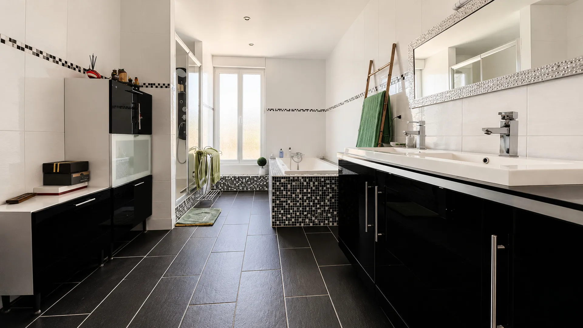 VUE MER - maison de 269m² habitables et 4 chambres, édifiée au coeur du Tréport, Normandie 76.