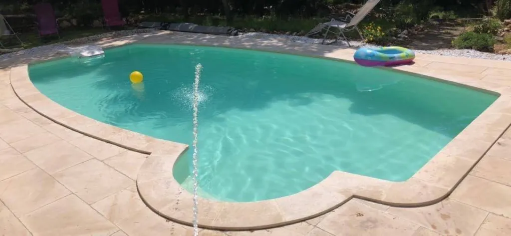 Margelle de piscine en pierre de France. Dallage pierre de Dordogne sur RDV au showroom 36 rue de Bourgogne à Paris