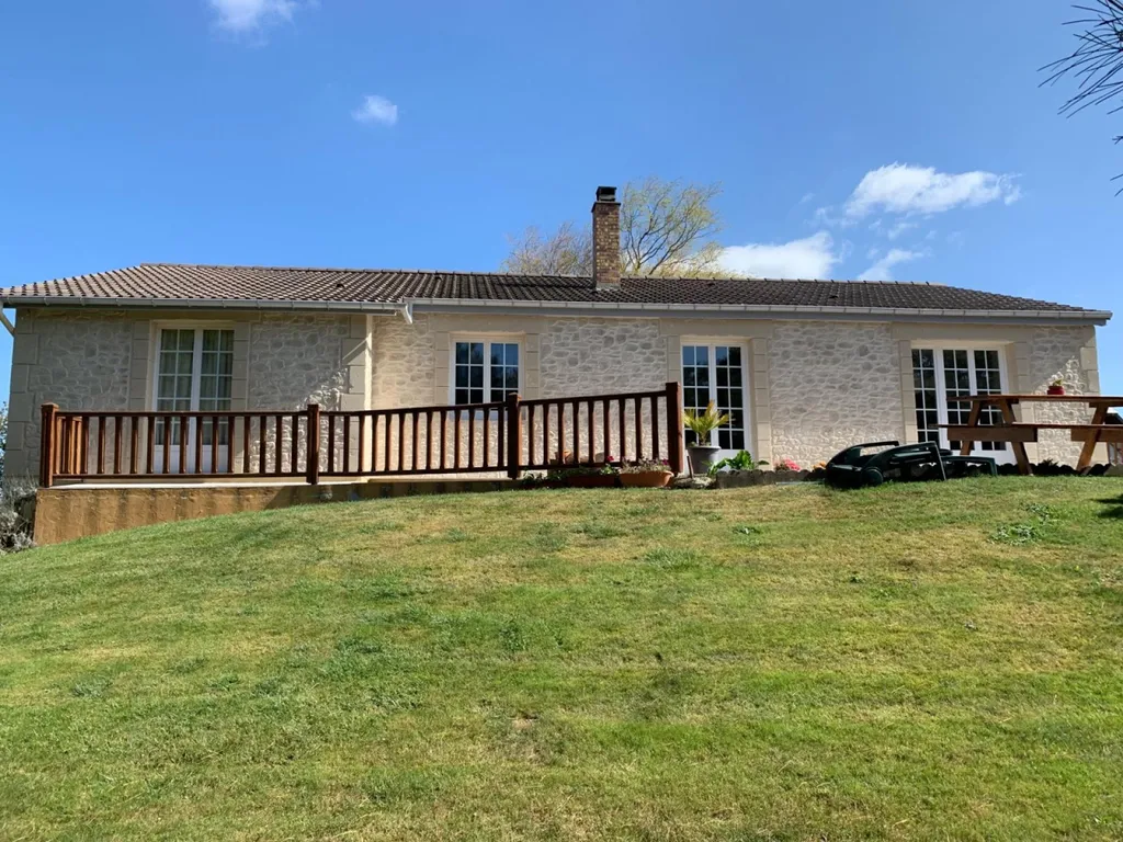 Réalisation d'un ravalement aspect pierre sur une maison moderne avec enduit à la chaux aérienne dans le secteur Le Havre (76) - Normandie