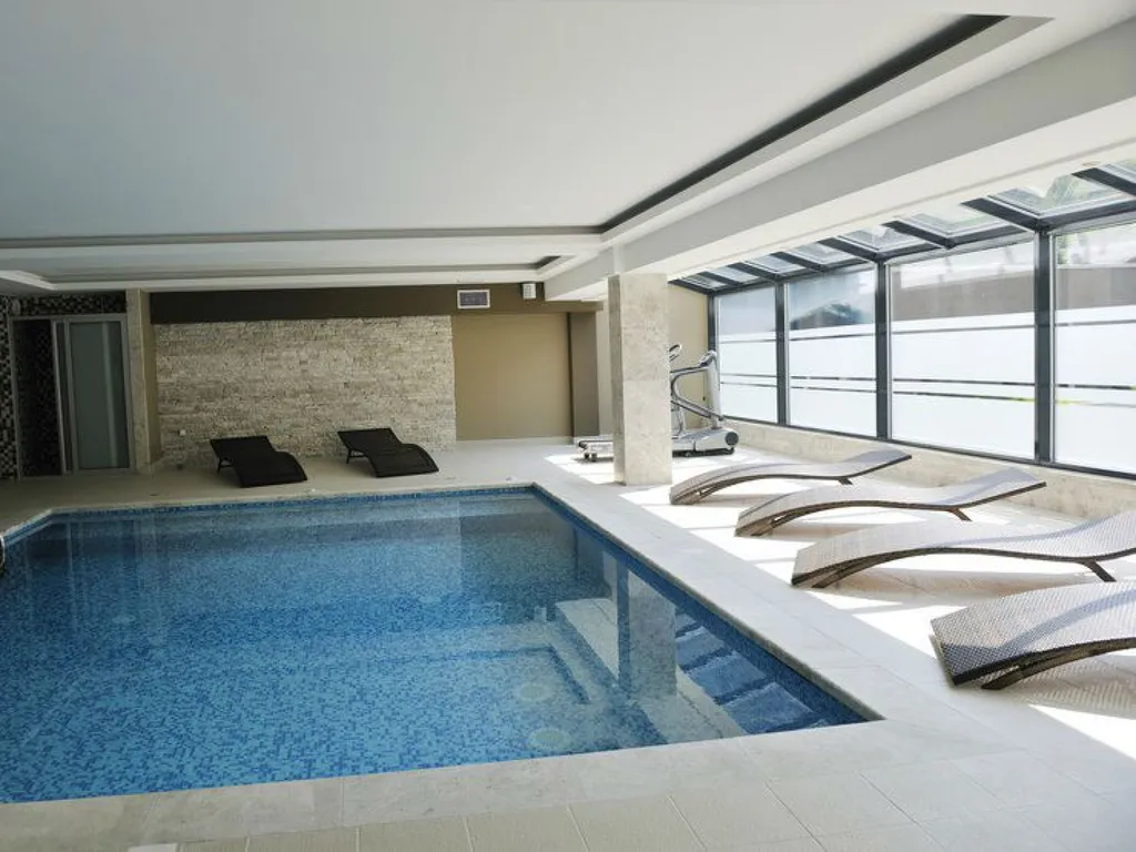 Piscine intérieure par Aquarev'Piscines à Vinon sur Verdon 83560 et Mane 04300