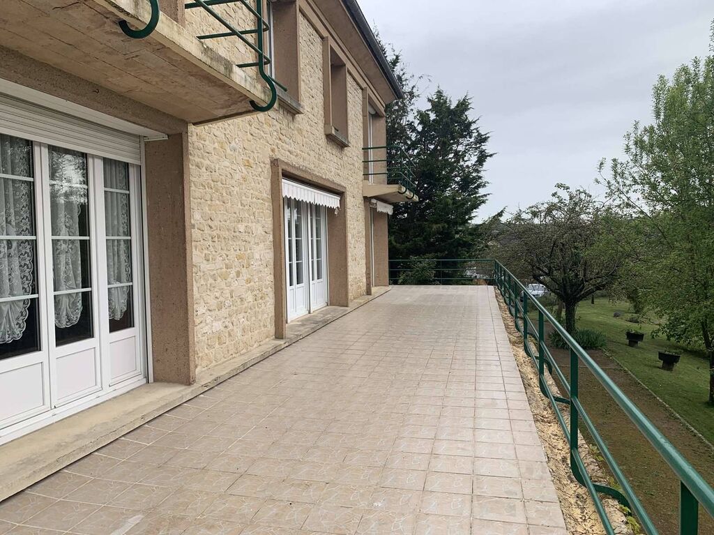 VIMOUTIERS (ORNE) : Grande maison en pierres avec parc arboré