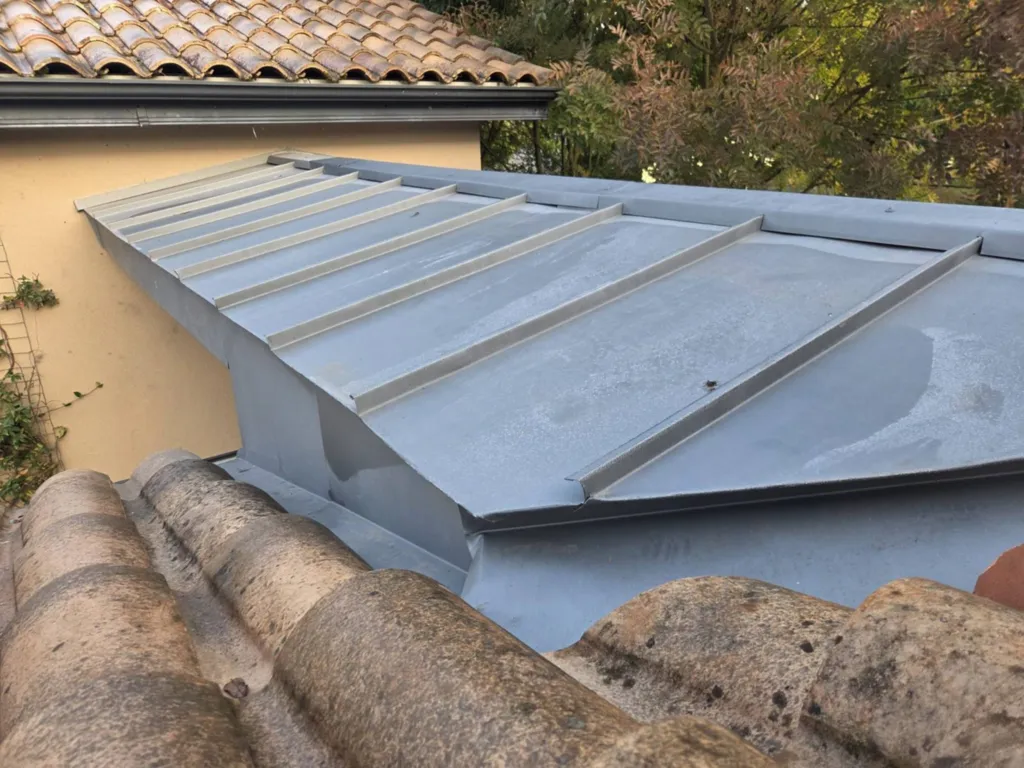 La Brède en Sud Gironde : Remplacement de la couverture d’une coursive sur mesure en zinc Quartz : devis gratuit 