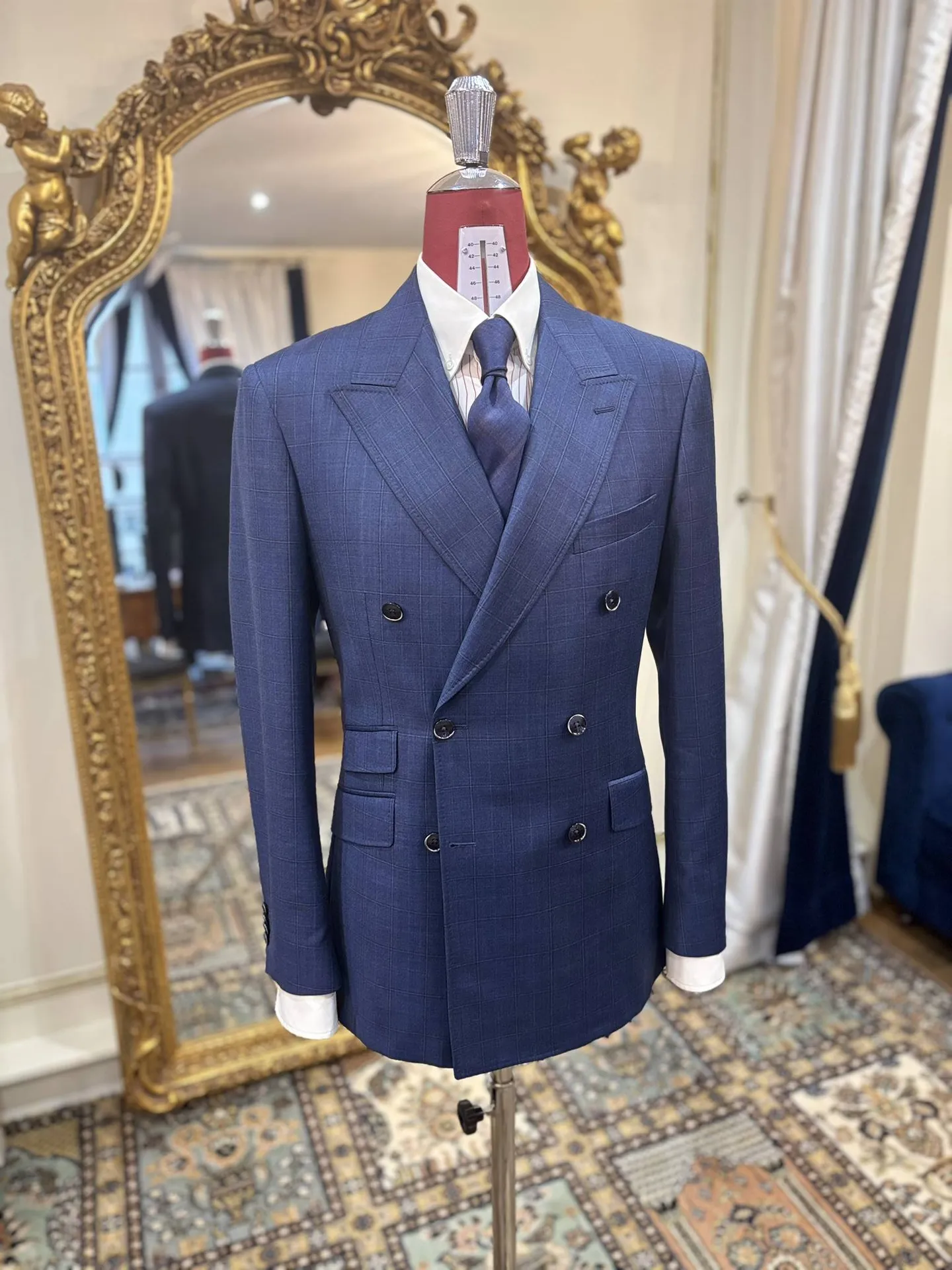 Costume sur mesure croisé bleu Scabal business réalisé par CARAT Univers d’Élégance à Versailles pour une allure professionnelle haut de gamme