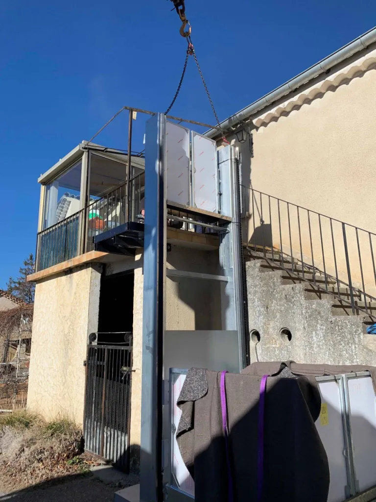 levage du mat de la platforme verticale Strategos en extérieur à Sisteron