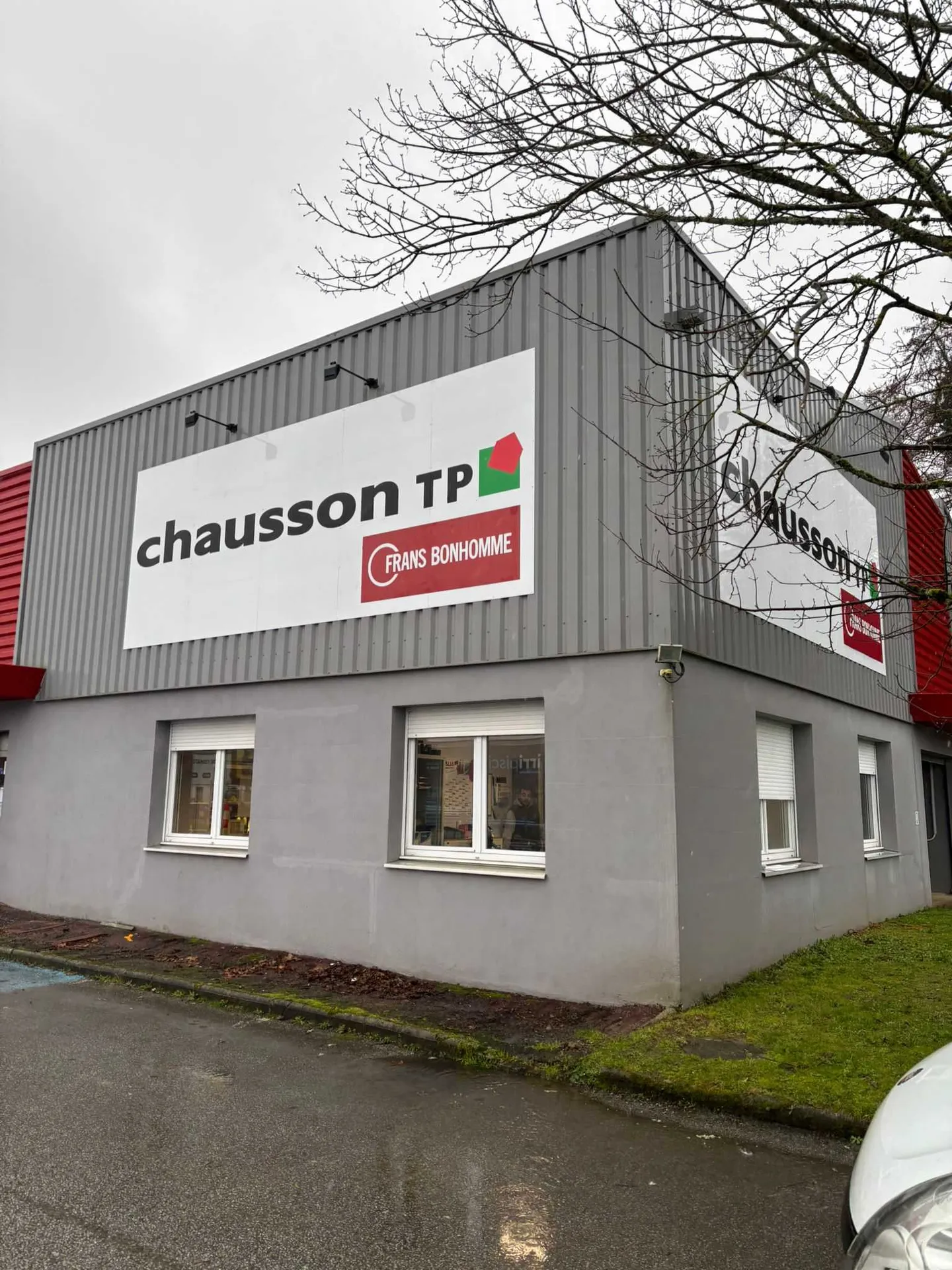 Fabrication et installation de 50 nouvelles enseignes à Toulouse