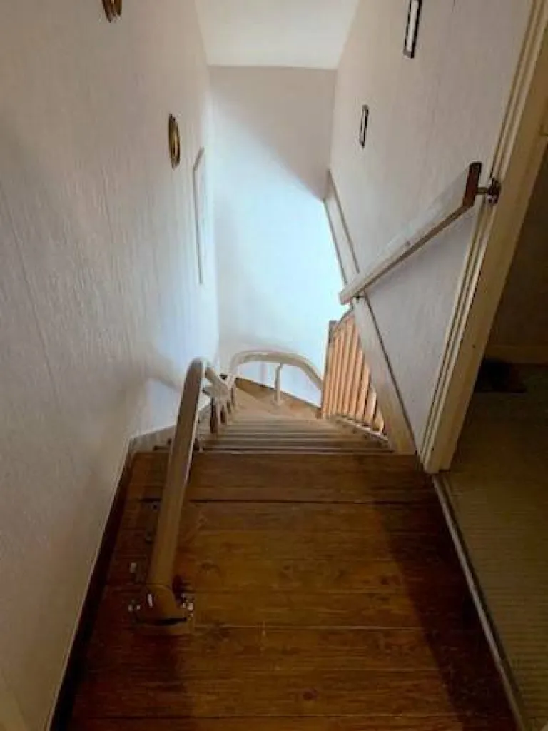 prolongation horizontale sur le palier pour faciliter l'arrivée de la passagère  avec ce fauteuil monte escalier OTOLIFT SMART près de Marseille