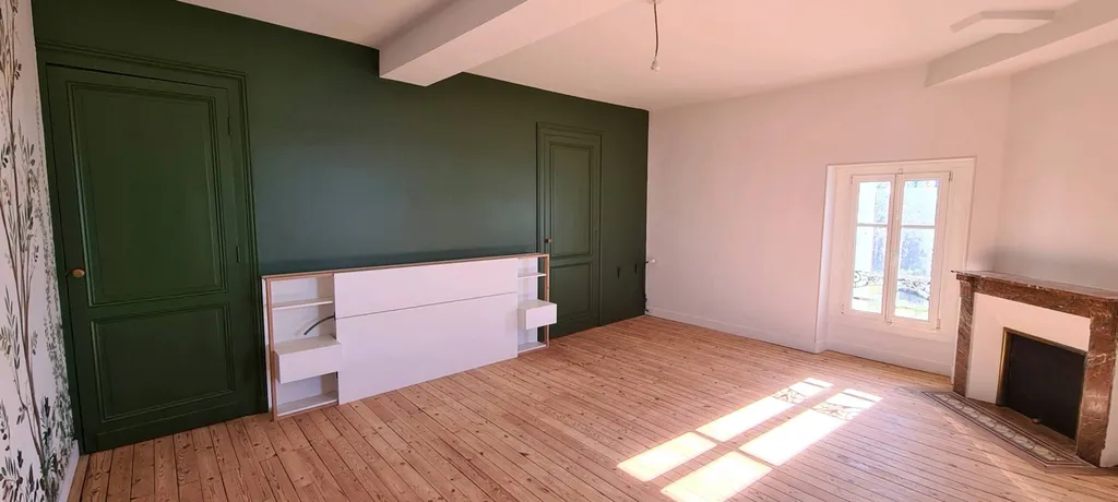 rénovation des peintures d'une chambre avec un pan de mur de couleur marron 