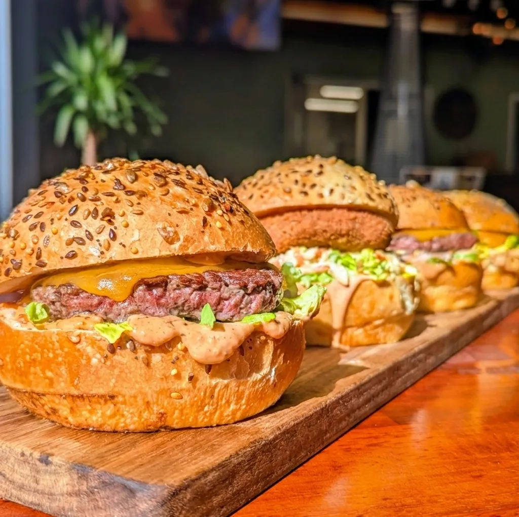 Dégustez nos burgers gourmands préparés avec passion par Les Affranchis. Ingrédients frais et locaux pour vos événements à Toulouse.