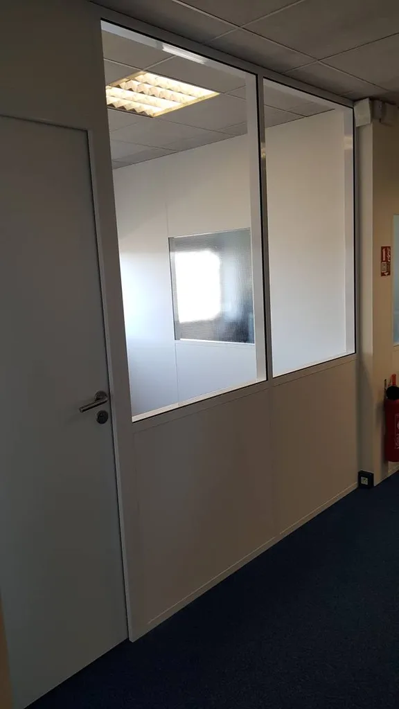 Cloison semi-vitrée AZ de TIASO à Nîmes