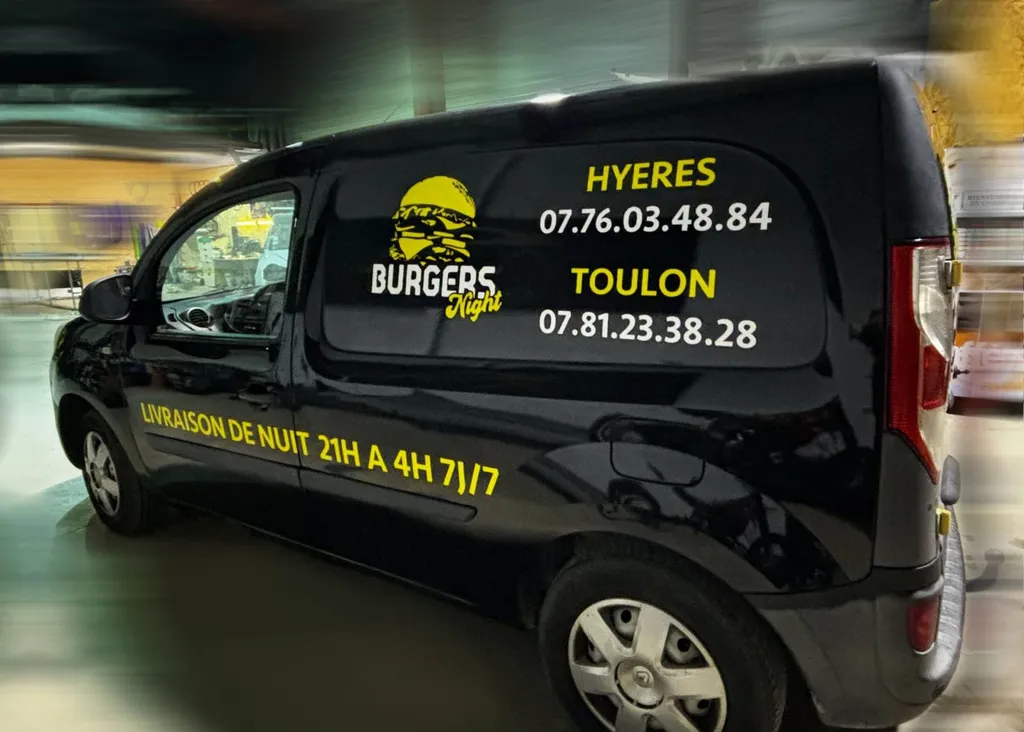 Pose d'un total covering et flocage publicitaire sur un utilitaire à Brignoles près de Hyères dans le Var