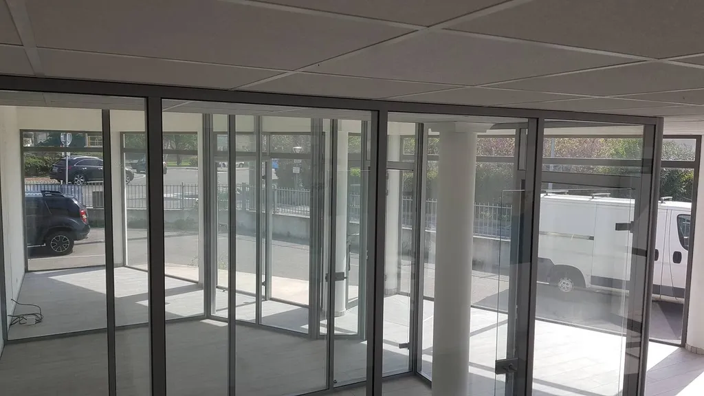 Installation de cloisons amovibles de bureau - Vitrées toute hauteur à Nîmes