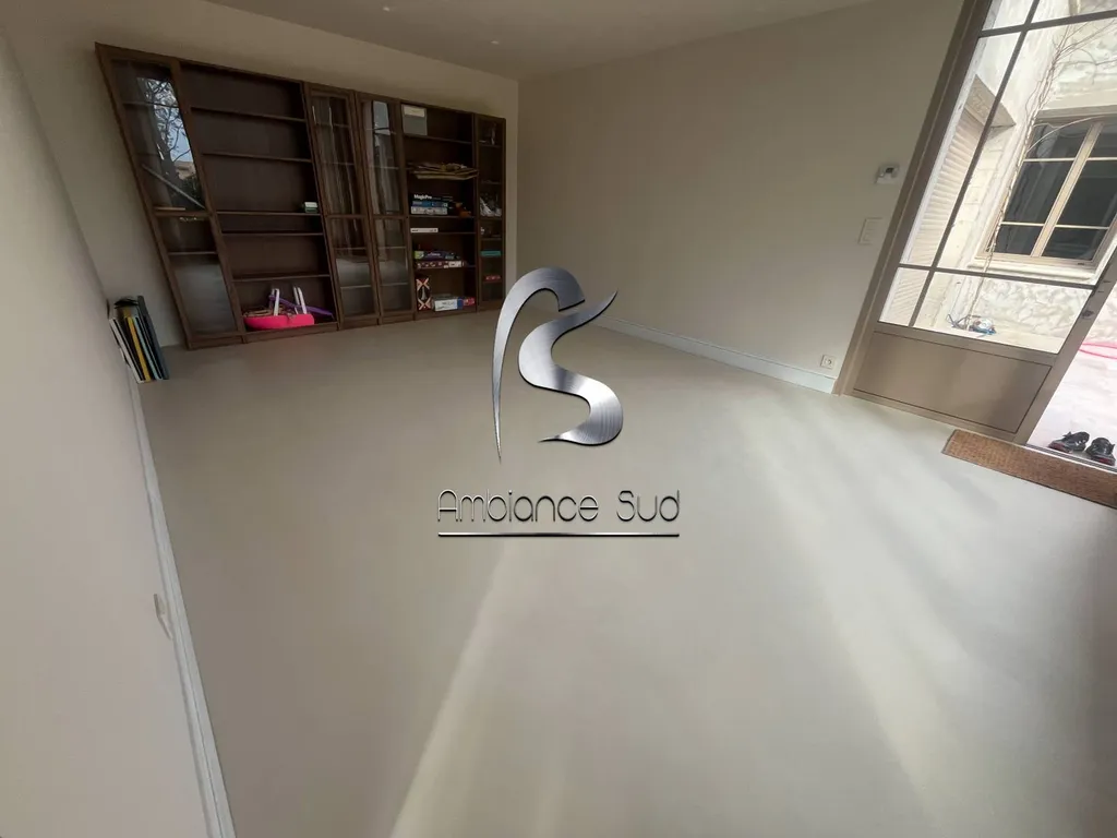 Réalisation d’un sol en résine minérale effet béton ciré beige à Aix-en-Provence dans le 13