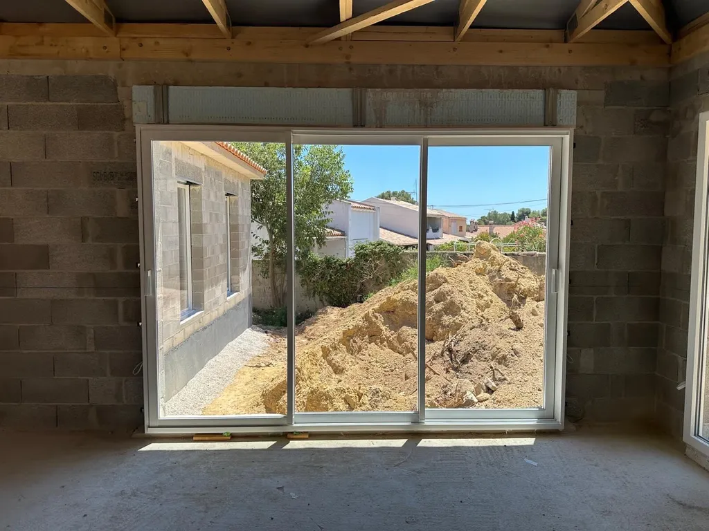 Pose de menuiseries en ALU dans une maison en construction aux PENNES MIRABEAU
