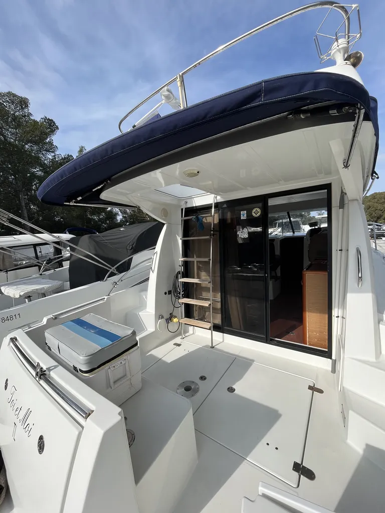 Toni Marine propose à la vente ce Jeanneau Merry Fisher 10 d'occasion équipé d'un moteur in-bord Volvo Penta 370 CV disponible à La Londe les Maures près de Toulon