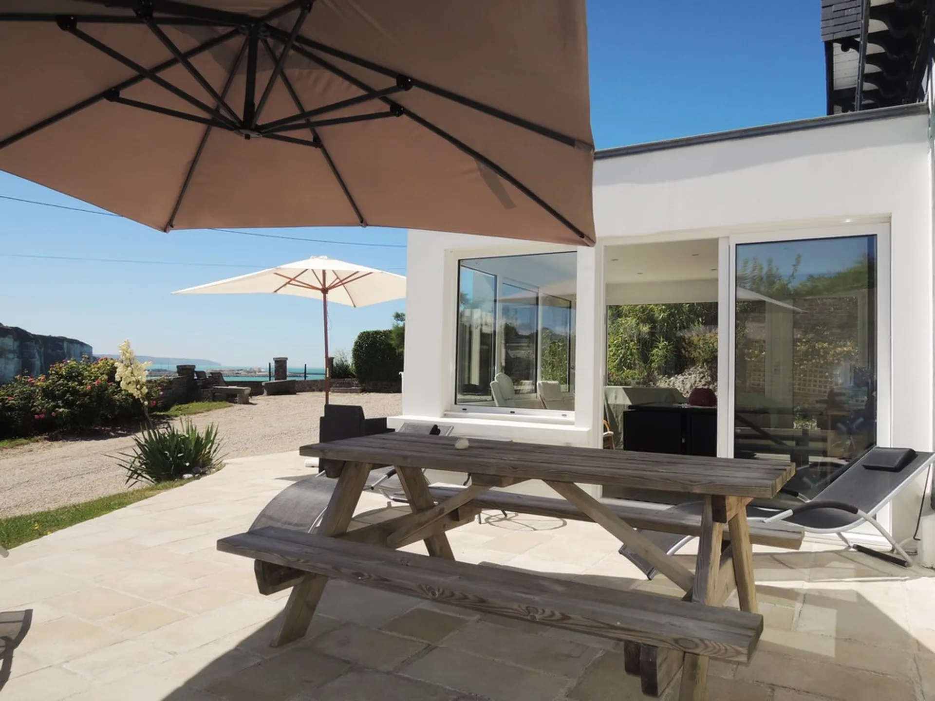 Découvrez cette propriété d'exception, comprenant une maison de caractère principale ainsi qu'un gîte anglo-normand avec vue exceptionnelle sur la mer, proche de Dieppe (76)