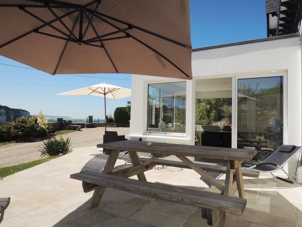 Découvrez cette propriété d'exception, comprenant une maison de caractère principale ainsi qu'un gîte anglo-normand avec vue exceptionnelle sur la mer, proche de Dieppe (76)