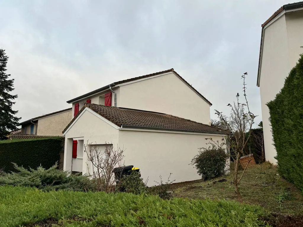 Un chantier d'isolation thermique par l'extérieur pour une maison à Lissieu à 25 minutes de Lyon
