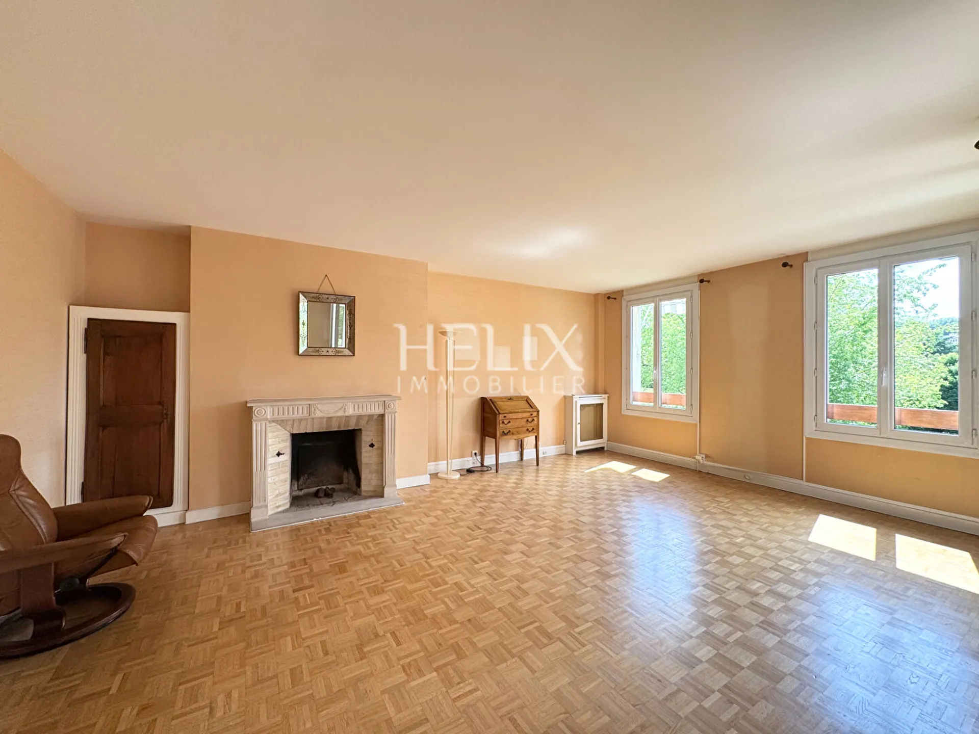 A vendre, situé dans un secteur très recherché à la fois proche du centre ville, de la gare et tennis à Louceviennes un grand appartement de 123,98 M2. Rénovation et isolation de la toiture  votées en mars 2025 et payées par les vendeurs.