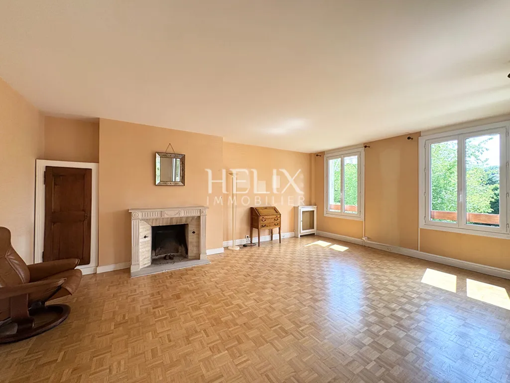 Un magnifique séjour salon dans une résidence de standing à Louveciennes, vendu par Saint-Germain-en-Laye, Hélix immobilier