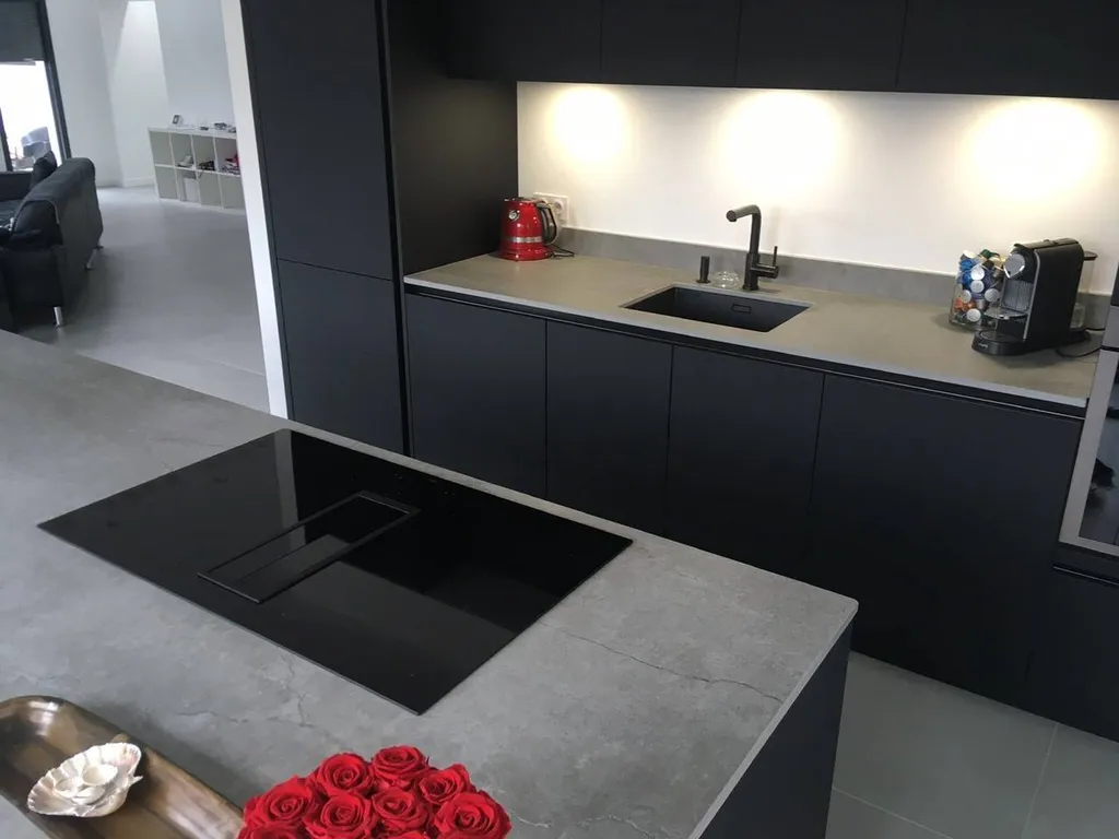 cuisiniste proposant un plan de travail dekton à Rillieux La Pape