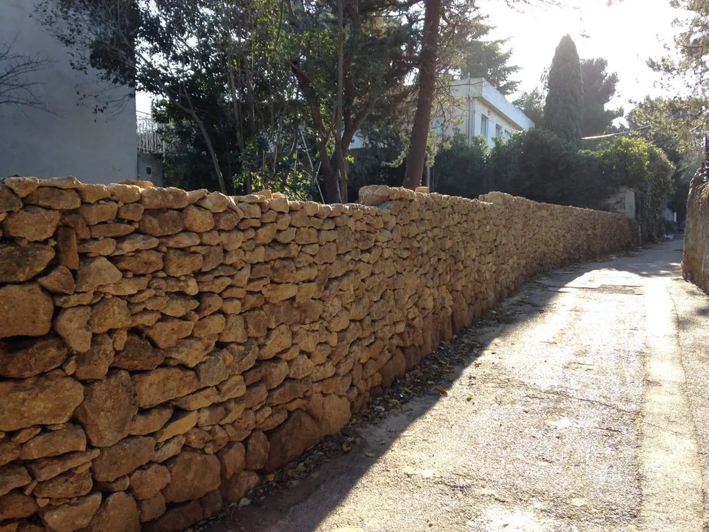 Rénovation d'un mur de soutènement en pierre à Salon-de-Provence