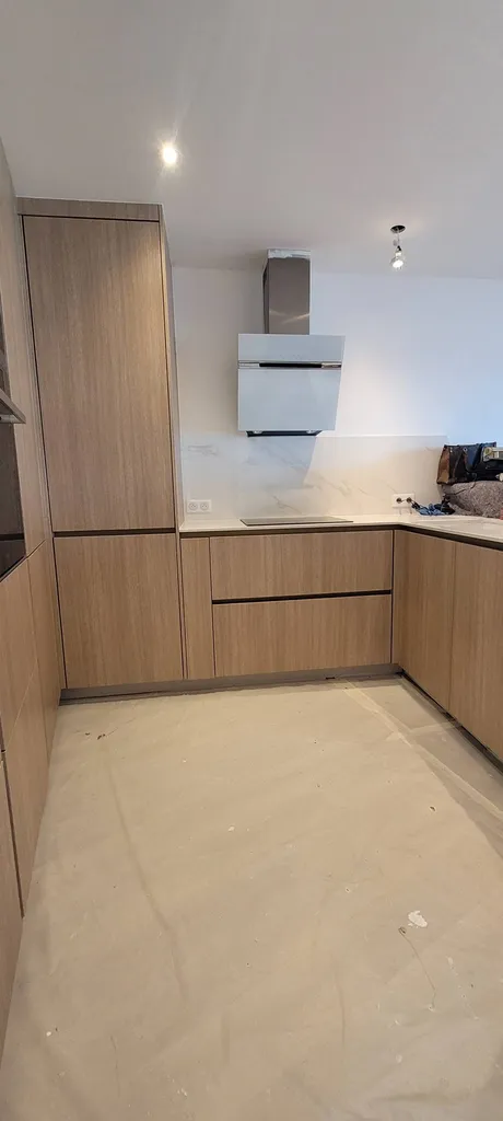 Transformation d'une cuisine avec effet bois clair sur la cote d'azur