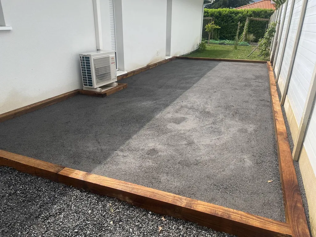 Création par votre paysagiste d’un terrain de pétanque sur mesure pour pouvoir y jouer votre jardin près de Mimizan