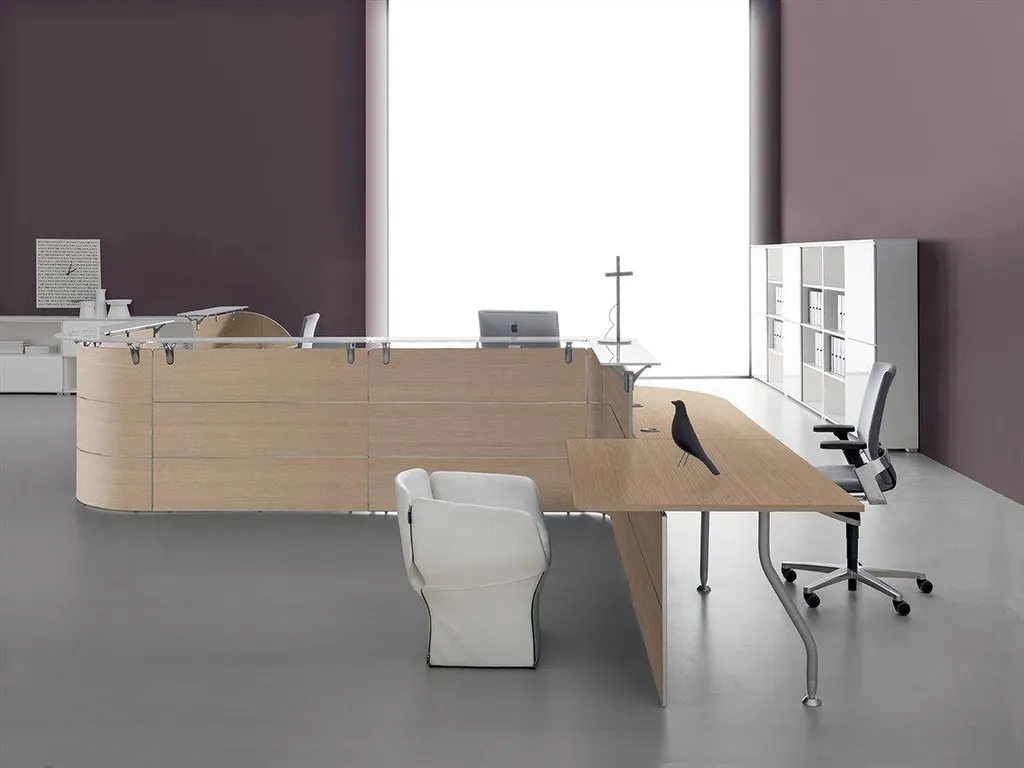 Comptoir de réception PMR et accueil debout pour visiteur à Nîmes