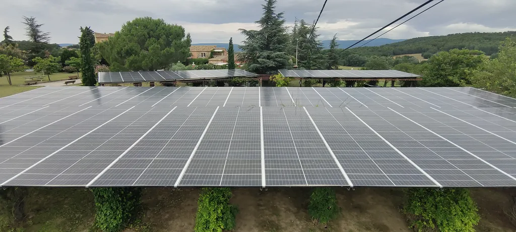 Contrat de maintenance complet pour panneaux photovoltaïques sur bâtiment agricole à Vitrolles : qualité DualSun et suivi régulier