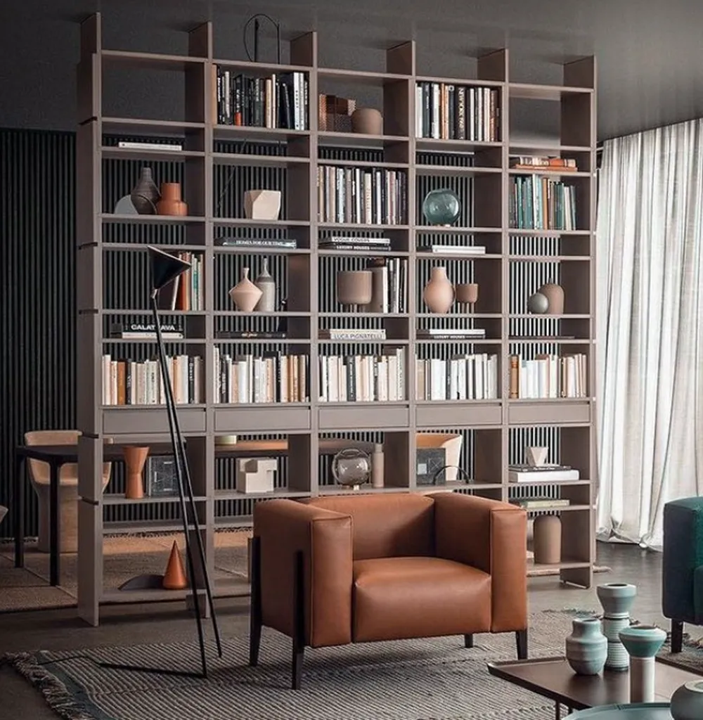 Création de bibliothèque murale sur mesure avec niche déco et porte intégrée pour salon à Toulouse 31000