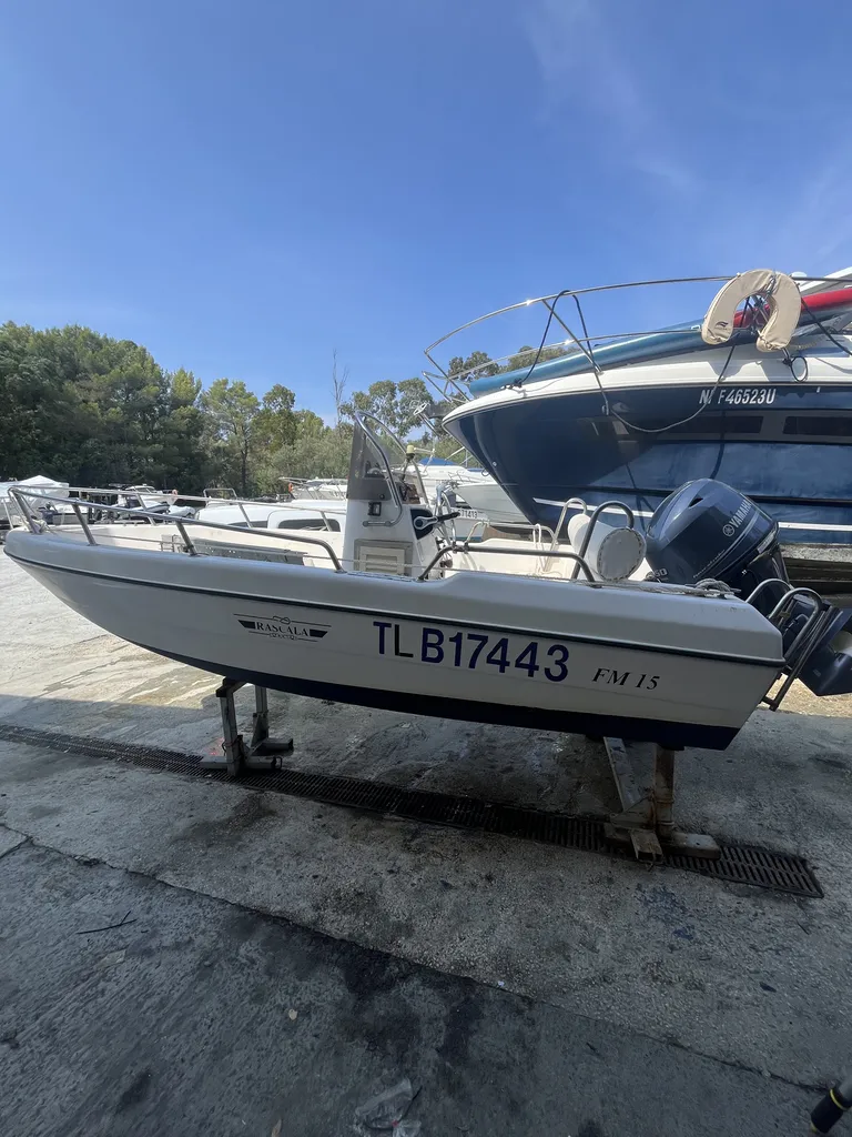 Vente d'un bateau à moteur Rascala FM 15 d'occasion équipé d'un moteur Yamaha 50 CV disponible à La Londe les Maures près de Hyères