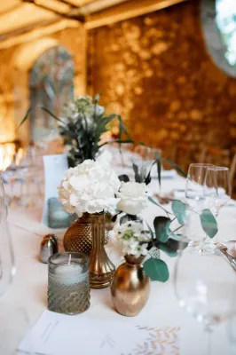 Noces Romantiques et cérémonie religieuse organisées avec une wedding planner experte dans une Bastide avec piscine près d'Avignon