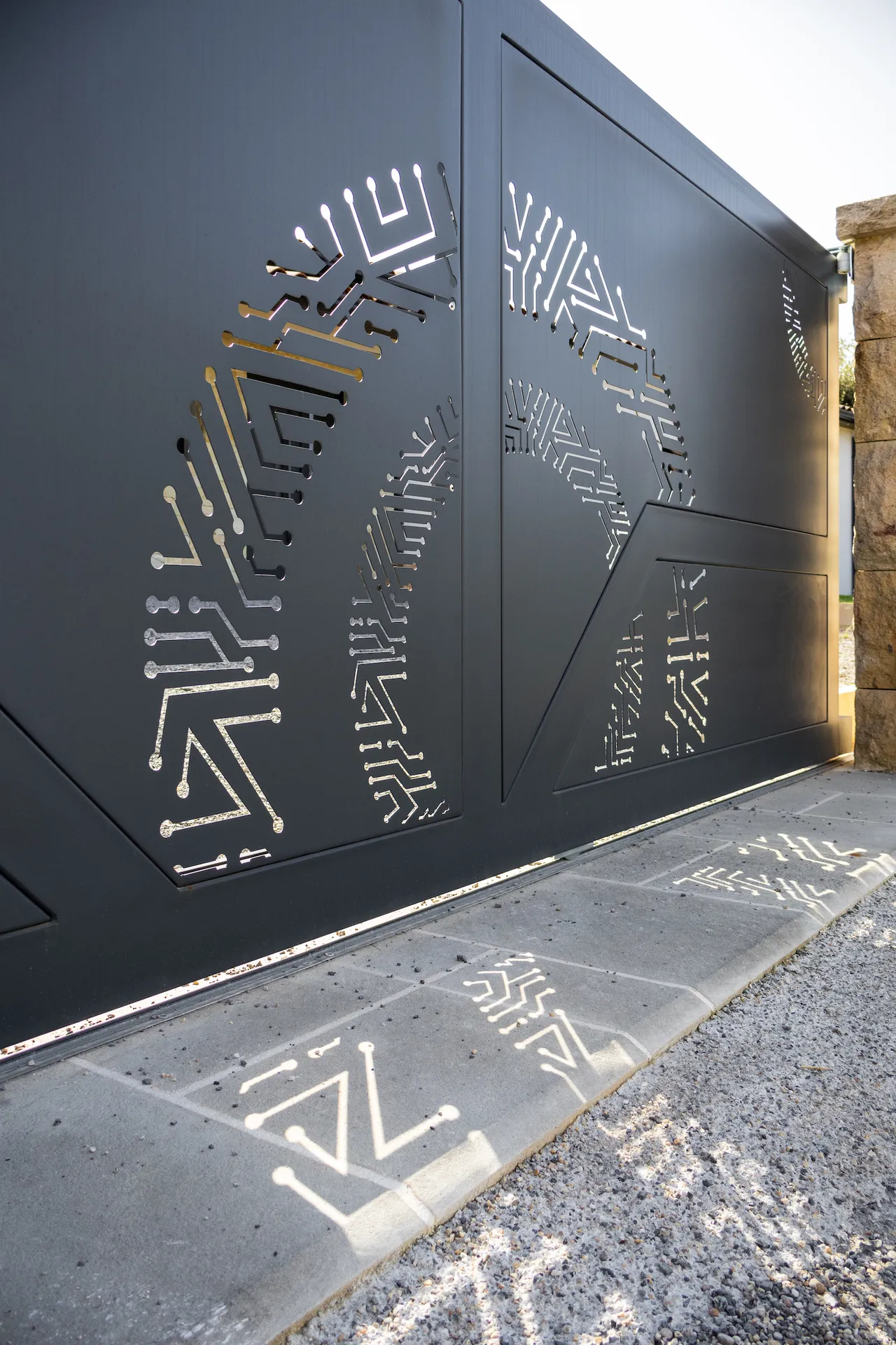 Portail à motifs découpé au plasma : une signature moderne et sécurisée pour votre villa en Sud Ardèche.