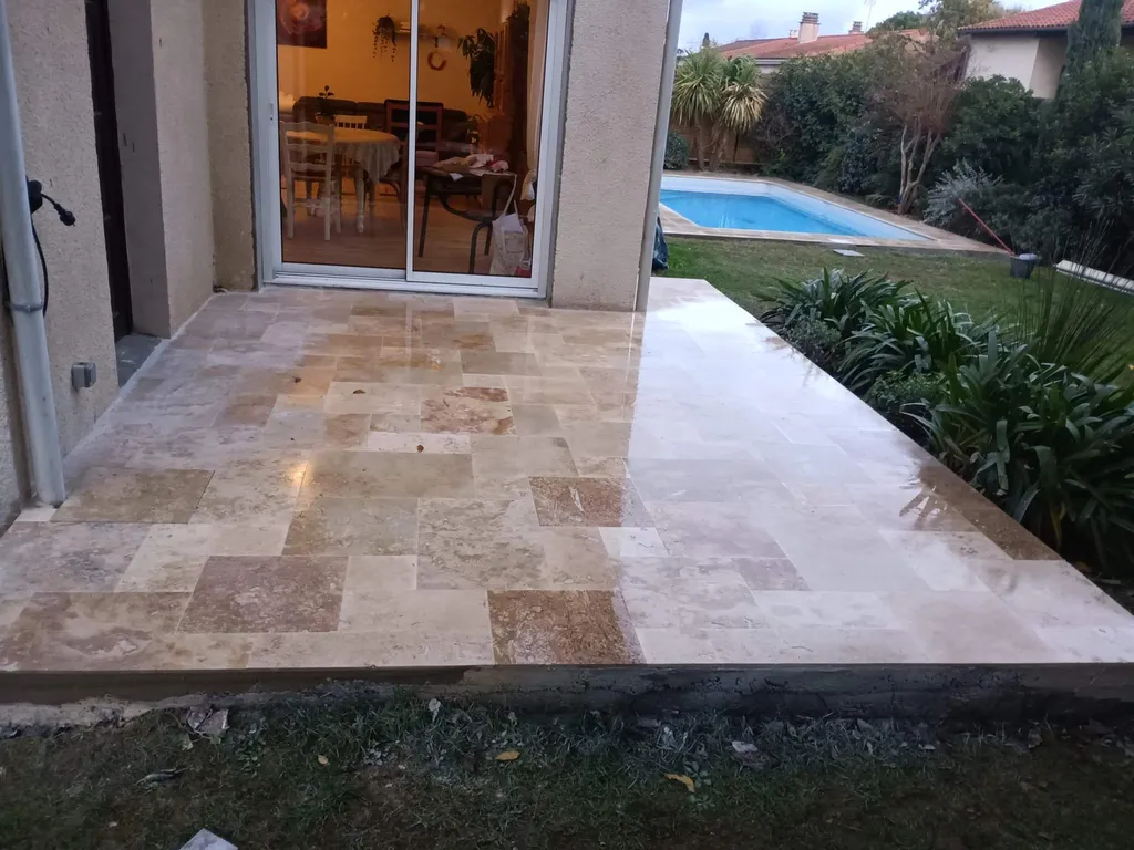 Rénovation piscine béton avec pose travertin opus et margelles beige à Tournefeuille