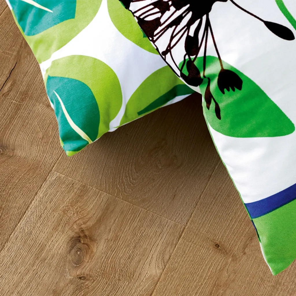 Découvrez notre large gamme de revêtements de sol, du parquet contrecollé au stratifié imitation bois, dans nos showrooms près de Dieppe et Franqueville-Saint-Pierre.